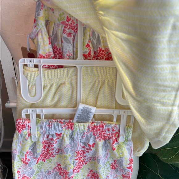 NEW Floral Baby Girl Infant 4-piece set: 2 shirts and 2 shorts Size 9 months - Picture 3 of 6